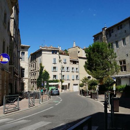 Les Marchands Avignon Luaran gambar